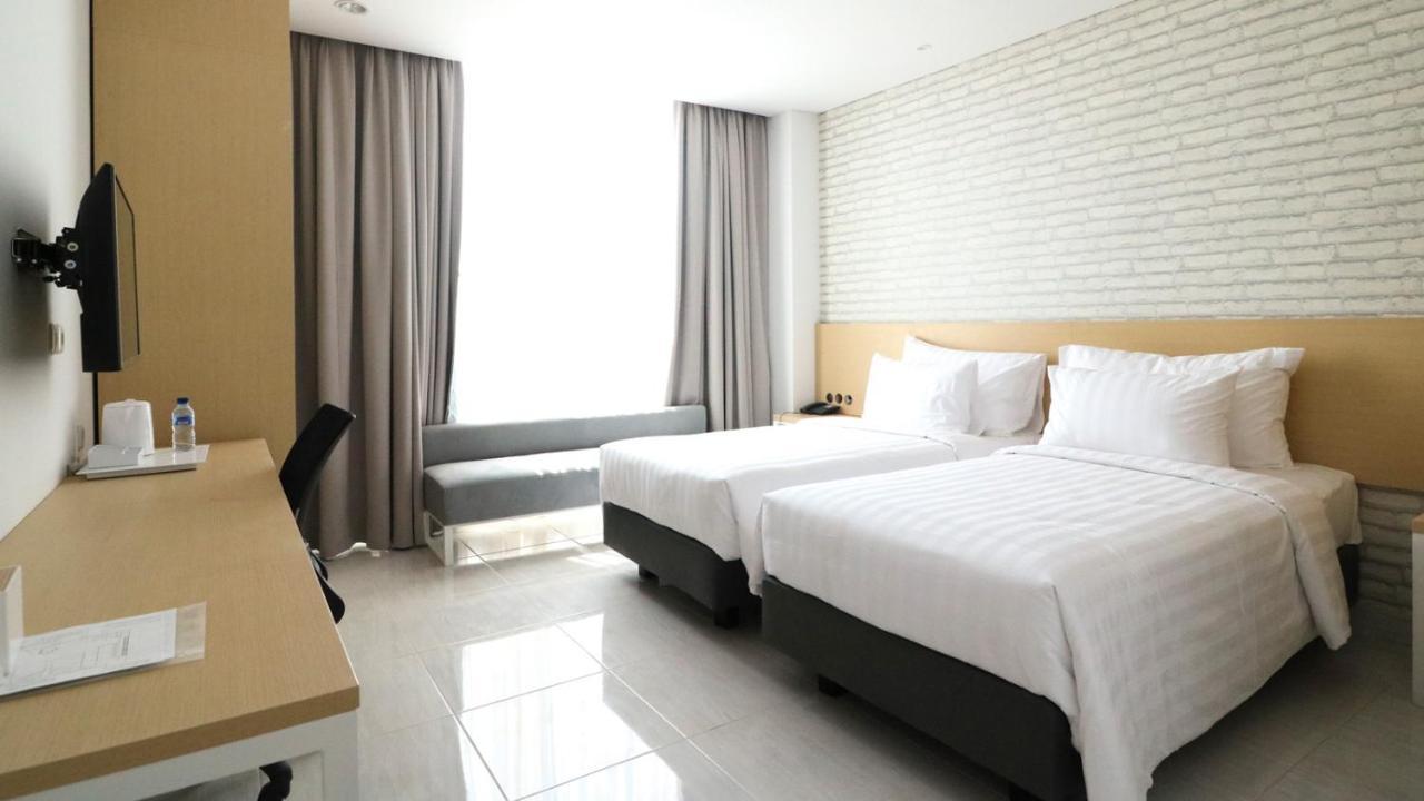 Palm Park Hotel Сурабая Экстерьер фото