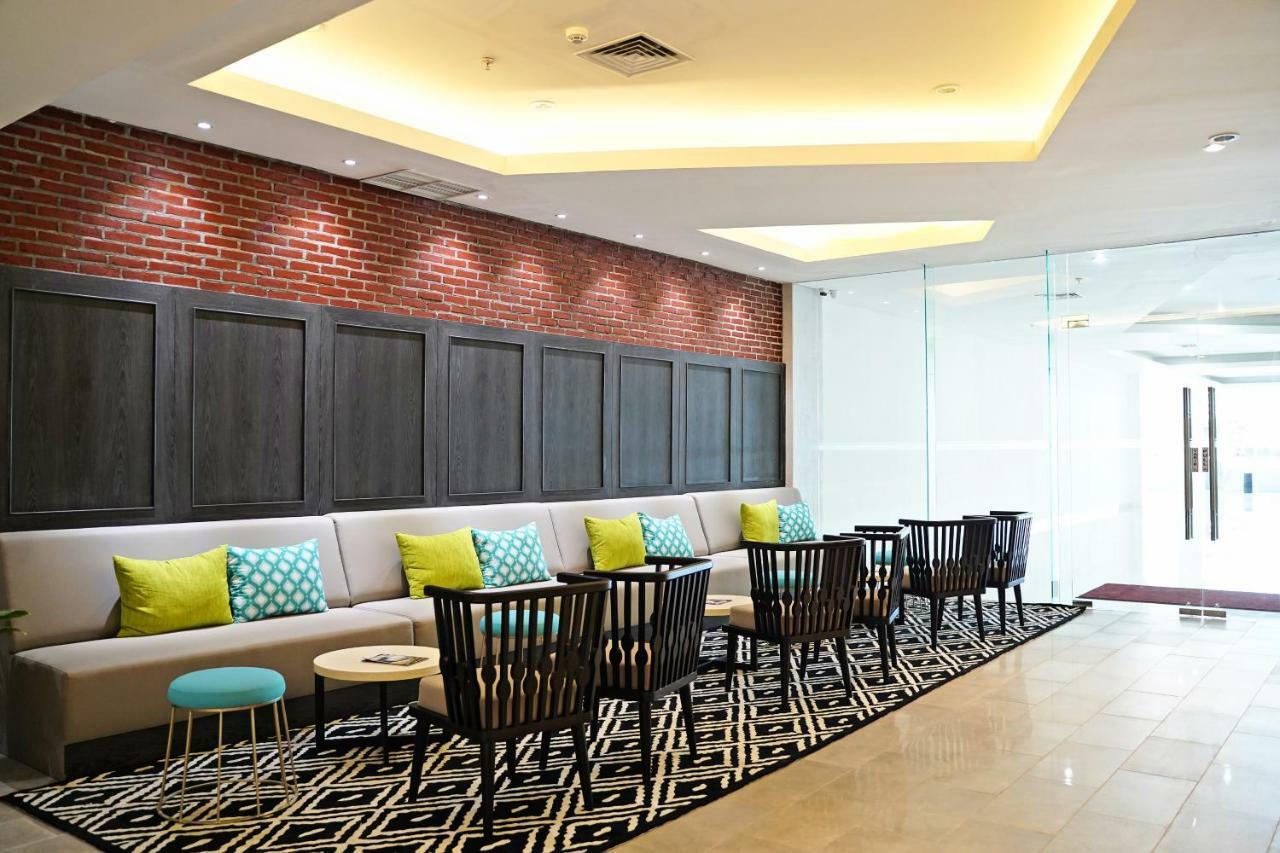 Palm Park Hotel Сурабая Экстерьер фото